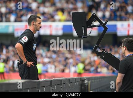 03 set 2022 - Chelsea contro West Ham United - Premier League - Stamford Bridge Referee Andy Madley consulta il VAR pitch-side monitor prima di disabilitare il 2nd° goal di West Ham durante la partita a Stamford Bridge Picture : Mark Pain / Alamy Live News Foto Stock