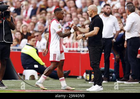 AMSTERDAM - (LR) Steven Bergwijn di Ajax, allenatore di Ajax Alfred Schreuder durante la partita olandese di Eredivie tra Ajax Amsterdam e SC Cambuur Leeuwarden presso la Johan Cruijff Arena il 3 settembre 2022 ad Amsterdam, Paesi Bassi. ANP MAURICE VAN STEEN Foto Stock