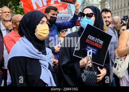 Parigi, Parigi, FRANCIA. 3rd Set, 2022. I fautori di Hassan Iquioussen, un controverso predicatore musulmano francese, si riuniscono in Place de la Republique a Parigi per denunciare la decisione del ministro degli interni francese, Gerald Darmanin, di espellere il chierico musulmano a causa delle sue radicali opinioni sull'omosessualità e gli ebrei. Il rally organizzato dall'organizzazione, perpectives musulmanes, accusa il governo francese di islamofobia e di selectiveness quando si tratta di trattamento dei musulmani in Francia. L'imam è scomparso dalla decisione di espellerlo ed è ora oggetto di un'azione internazionale Foto Stock