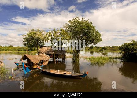 Barche sul fiume Sangker. Viaggio da Battambang a Siemp Reap, Cambogia. La siccità nel più grande lago in Cambogia mette la vita di pesci e f Foto Stock