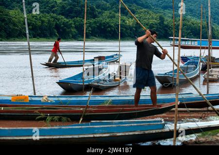 Barche sul fiume Mekong, Luang Prabang, Louangphabang Provincia, Laos. Il flusso del fiume Mekong è il più basso degli ultimi 100 anni, e l'approvvigionamento alimentare Foto Stock