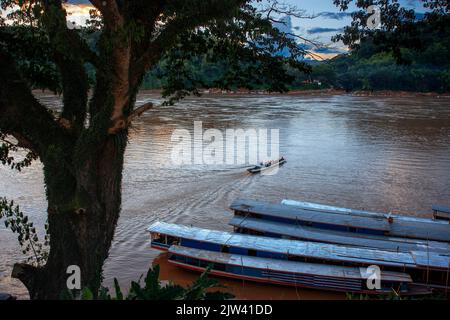 Barche sul fiume Mekong, Luang Prabang, Louangphabang Provincia, Laos. Il flusso del fiume Mekong è il più basso degli ultimi 100 anni, e l'approvvigionamento alimentare Foto Stock