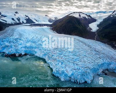 Vista aerea del ghiacciaio Amalia sul bordo del canale del Sarmiento - Ghiacciaio Skua - Parco Nazionale Bernardo o'Higgins in Patagonia Chile fiordi vicino pu Foto Stock