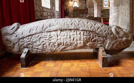 Si pensa che sia Sigurd nella saga Volsung, scolpita sulla pietra di hogback, la chiesa di San Pietro, Heysham, Lancashire, Regno Unito Foto Stock