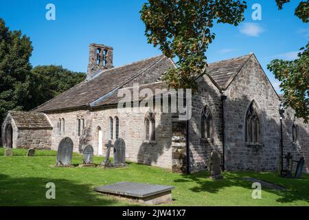 Le accoglienti facciate meridionali ed orientali della chiesa di San Pietro, Heysham, Lancashire Foto Stock