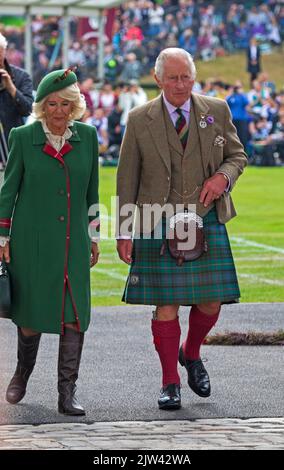 Braemar, Aberdeenshire Scozia, Regno Unito. 3rd settembre 2022. Braemar Royal Highland raduno 2022. Le bande di massa e i giochi highland hanno tenuto un pubblico di capacità intrattenuto in una giornata noiosa ma asciutto. Nella foto il Principe Carlo, Duca e Duchessa di Rothesay, Camilla, Principe di Galles Foto Stock