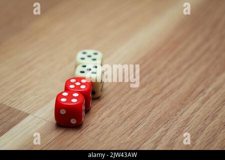 Quattro dadi di gioco rossi e bianchi sul pavimento con i numeri cinque e quattro Foto Stock