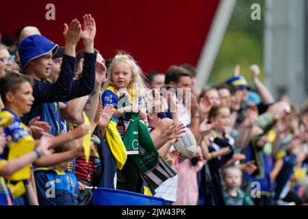 Eccles, Regno Unito. 03rd Set, 2022. Warrington Wolves tifosi allietano al loro fianco durante la partita Betfred Super League Salford Red Devils vs Warrington Wolves all'AJ Bell Stadium, Eccles, Regno Unito, 3rd settembre 2022 (Photo by Steve Flynn/News Images) a Eccles, Regno Unito il 9/3/2022. (Foto di Steve Flynn/News Images/Sipa USA) Credit: Sipa USA/Alamy Live News Foto Stock