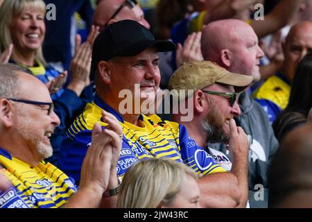 Eccles, Regno Unito. 03rd Set, 2022. Warrington Wolves tifosi allietano al loro fianco durante la partita Betfred Super League Salford Red Devils vs Warrington Wolves all'AJ Bell Stadium, Eccles, Regno Unito, 3rd settembre 2022 (Photo by Steve Flynn/News Images) a Eccles, Regno Unito il 9/3/2022. (Foto di Steve Flynn/News Images/Sipa USA) Credit: Sipa USA/Alamy Live News Foto Stock