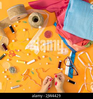 Officina per la tintura di abiti. Negozio su misura e ambiente di lavoro con fili, aghi, tessuti e accessori. Ombra nitida, concetto creativo. Foto Stock