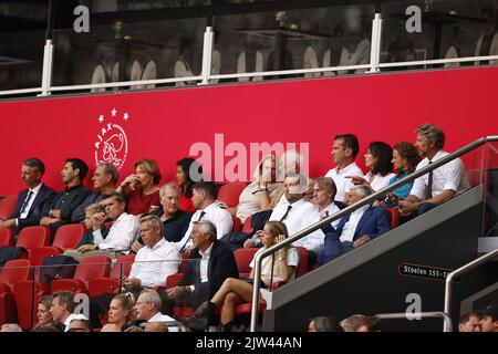 AMSTERDAM - (LR) Direttore tecnico Gerry Hamstra, Presidente del Consiglio di sorveglianza di AFC Ajax Leen Meijaard, membro del Consiglio di sorveglianza Ernst Lithart AFC Ajax, membro del Consiglio di sorveglianza Peter Mensing, Klaas-Jan Huntelaar, SC Cambuur Direttore tecnico Foeke Booy, membro del Consiglio di sorveglianza Annette Mosman, direttore commerciale Menno Ajgeelen, FC Il direttore finanziario dell'AJAX Susan Lenderink Ajax membro del consiglio di amministrazione o del comitato esecutivo Adri Koster, Sjaak Swart seduto negli stand durante la partita di divisione olandese tra Ajax Amsterdam e SC Cambuur Leeuwarden nella Johan Cruijff Arena su se Foto Stock