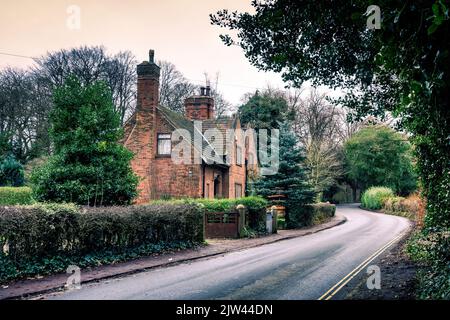 La strada di Walton Lea Rd che conduce a Walton Hall in Walton, Warrington, Cheshire, Inghilterra Foto Stock