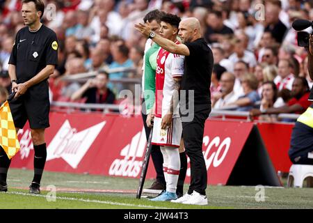 AMSTERDAM - (LR) Jorge Sanchez di Ajax, allenatore di Ajax Alfred Schreuder durante la partita olandese di Eredivie tra Ajax Amsterdam e SC Cambuur Leeuwarden presso la Johan Cruijff Arena il 3 settembre 2022 ad Amsterdam, Paesi Bassi. ANP MAURICE VAN STEEN Foto Stock