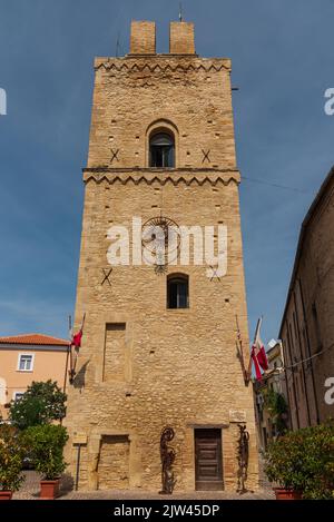 Torre San Giovanni o della Candelora si trova nel quartiere Lanciano Vecchia, il più antico di Lanciano, in Via dei Frentani Foto Stock