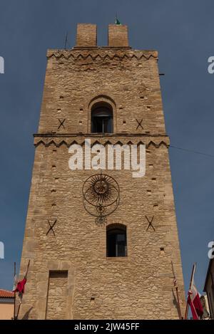 Torre San Giovanni o della Candelora si trova nel quartiere Lanciano Vecchia, il più antico di Lanciano, in Via dei Frentani Foto Stock