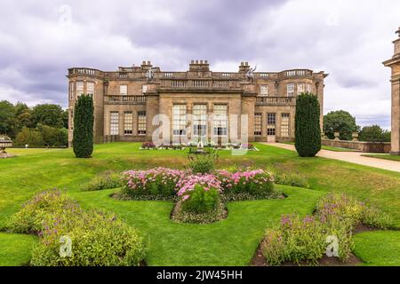 Giardini formali di Lyme Hall storico inglese maestoso Casa e parco pubblico a Cheshire, Inghilterra. Foto Stock