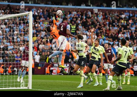 Ederson, portiere della città di Manchester (a sinistra) e Ezri Konsa di Aston Villa, si sfidano per la palla in aria durante la partita della Premier League a Villa Park, Birmingham. Data immagine: Sabato 3 settembre 2022. Foto Stock