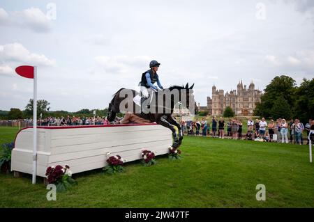 Stamford, Regno Unito. 3rd Set, 2022. Rosalind Canter cavalcando Pencos Crown Jewel durante la fase di Cross Country il giorno 3 delle 2022 prove a cavallo Land Rover Burghley tenutesi nei terreni di Burghley House a Stamford, Lincolnshire, Inghilterra, Regno Unito. Credit: Jonathan Clarke/Alamy Live News Foto Stock