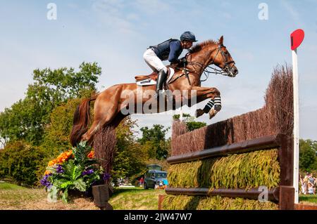 Stamford, Regno Unito. 3rd Set, 2022. Tim Price cavalcando Bango in rappresentanza della Nuova Zelanda durante la fase di Cross Country il giorno 3 delle 2022 prove a cavallo Land Rover Burghley tenutesi nei terreni di Burghley House a Stamford, Lincolnshire, Inghilterra, Regno Unito. Credit: Jonathan Clarke/Alamy Live News Foto Stock