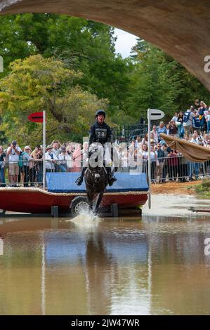 Stamford, Regno Unito. 3rd Set, 2022. Oliver Townend cavalcando Tregilder durante la fase di Cross Country il giorno 3 delle 2022 prove a cavallo Land Rover Burghley tenutesi nei terreni di Burghley House a Stamford, Lincolnshire, Inghilterra, Regno Unito. Credit: Jonathan Clarke/Alamy Live News Foto Stock