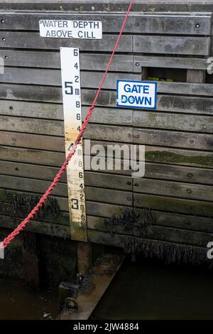 Indicatore che mostra la profondità dell'acqua di marea presso lo sviluppo del porticciolo della città interna di St Peter's Basin a Newcastle upon Tyne, Regno Unito. Foto Stock