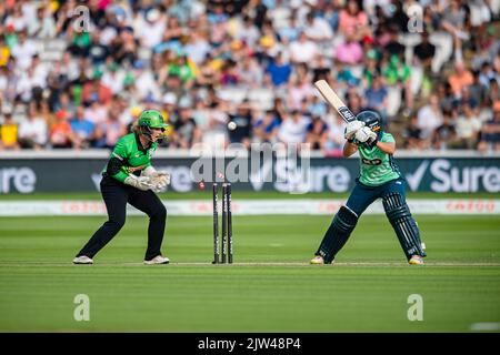 LONDRA, REGNO UNITO. 03rd Settembre 2022. Carla Rudd di Southern Brave prende il wicket di Kira Chathli di ovale Invincibles durante la finale delle cento Donne - ovale Invincibles vs Southern Brave al Lord's Cricket Ground sabato 03 settembre 2022 a LONDRA INGHILTERRA. Credit: Taka G Wu/Alamy Live News Foto Stock