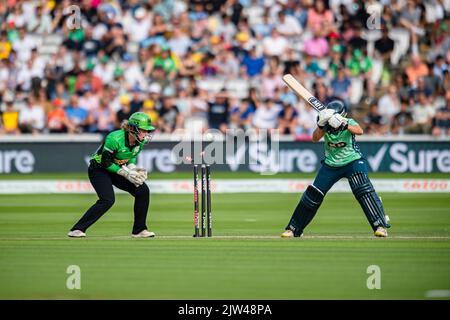 LONDRA, REGNO UNITO. 03rd Settembre 2022. Carla Rudd di Southern Brave prende il wicket di Kira Chathli di ovale Invincibles durante la finale delle cento Donne - ovale Invincibles vs Southern Brave al Lord's Cricket Ground sabato 03 settembre 2022 a LONDRA INGHILTERRA. Credit: Taka G Wu/Alamy Live News Foto Stock