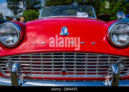 Savannah, GA - 21 aprile 2018: Vista frontale dettagliata di una Roadster Triumph TR3A convertibile 1961 in occasione di una fiera automobilistica locale. Foto Stock