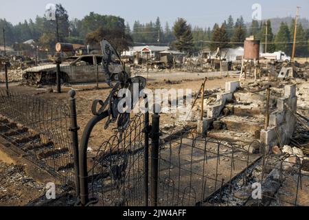 Weed, Stati Uniti. 23rd ago, 2022. Una delle molte case che è stata distrutta dopo il fuoco del mulino bruciato attraverso parti di Weed, California Sabato, 3 settembre 2022. Foto di Peter DaSilva/UPI Credit: UPI/Alamy Live News Foto Stock