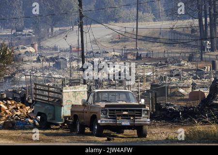 Weed, Stati Uniti. 23rd ago, 2022. Una vista dei resti di case multiple che sono state distrutte dopo il fuoco del mulino bruciato attraverso parti di Weed, California Sabato, 3 settembre 2022. Foto di Peter DaSilva/UPI Credit: UPI/Alamy Live News Foto Stock