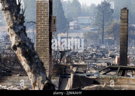 Weed, Stati Uniti. 23rd ago, 2022. Una vista dei resti di case multiple che sono state distrutte dopo il fuoco del mulino bruciato attraverso parti di Weed, California Sabato, 3 settembre 2022. Foto di Peter DaSilva/UPI Credit: UPI/Alamy Live News Foto Stock