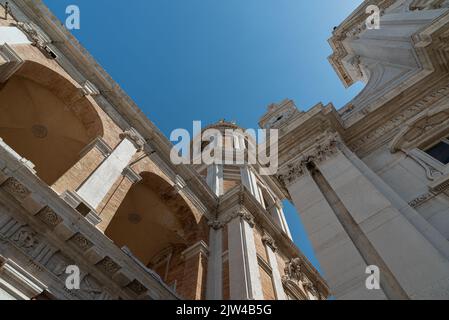 La Basilica della Santa Casa è uno dei principali luoghi di venerazione di Maria e uno dei santuari mariani più importanti e visitati dei Catoli Foto Stock