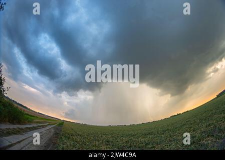 Spettacolare vista fisheye di una tempesta rotante, nota come supercella, sulle pianure Foto Stock