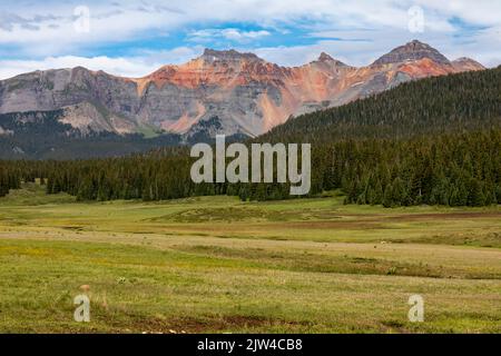 Ames, Colorado - picchi nella catena montuosa di San Juan nella foresta nazionale Uncompahgre del Colorado sudoccidentale. Foto Stock