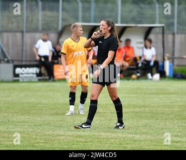Arbitro femminile che officia alla partita di calcio semiprofessionale tra New Mills ed Eccleshall. Foto Stock