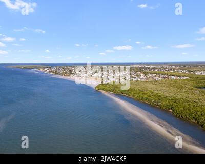 Splendide proprietà sul lungomare situate a Saint James City in Florida. Immagine catturata con il mio drone mentre fotografa una bella proprietà. Foto Stock