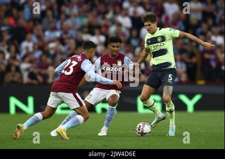 Birmingham, Inghilterra, 3rd settembre 2022. John Stones di Manchester City inseguito da Ollie Watkins e Philippe Coutinho di Aston Villa durante la partita della Premier League a Villa Park, Birmingham. L'immagine di credito dovrebbe essere: Darren Staples / Sportimage Foto Stock