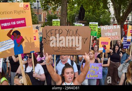 Londra, Regno Unito. 3rd settembre 2022. I manifestanti pro-choice fanno conoscere i loro sentimenti. I manifestanti pro-choice si sono riuniti in Piazza del Parlamento in risposta alla marcia per la vita, un rally anti-aborto, che si stava svolgendo. I gruppi anti-aborto nel Regno Unito sono stati incoraggiati dagli eventi negli Stati Uniti, con relazioni che suggeriscono che i gruppi di interesse statunitensi stanno finanziando campagne anti-aborto nel Regno Unito. Credit: Vuk Valcic/Alamy Live News Foto Stock