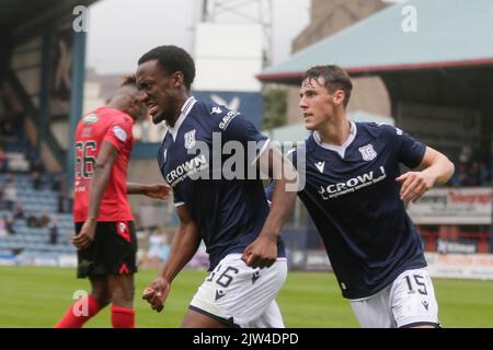 3rd settembre 2022; Dens Park, Dundee, Scozia: Campionato di calcio scozzese, Dundee contro Queens Park; Zach Robinson di Dundee festeggia dopo aver segnato 1-0 crediti: Action Plus Sports Images/Alamy Live News Foto Stock