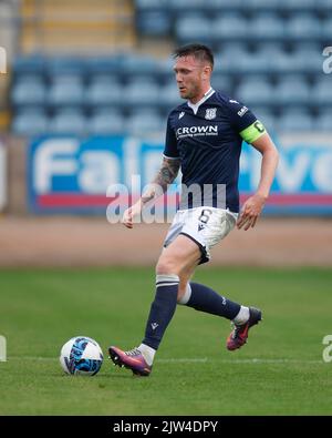 3rd settembre 2022; Dens Park, Dundee, Scozia: Campionato di calcio scozzese, Dundee contro Queens Park; Jordan McGhee di Dundee Credit: Action Plus Sports Images/Alamy Live News Foto Stock