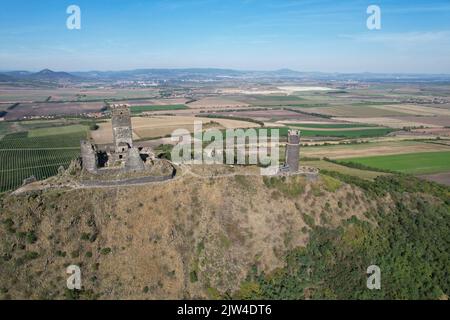 Storico vecchio castello Hazmburk, repubblica Ceca, Europa, panorama panoramico paesaggio aereo foto, Ceske stredohori, rovine del castello ceco, la natura secca in primavera Foto Stock