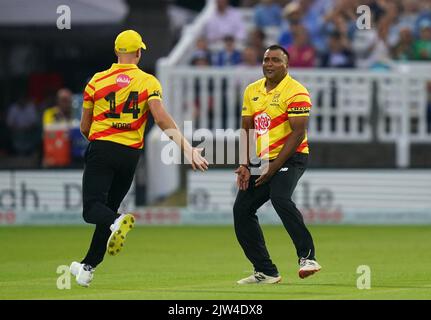 Samit Patel di Trent Rockets (a destra) celebra la presa di un picchetto durante la finale di Men's Hundred a Lord's, Londra. Data immagine: Sabato 3 settembre 2022. Foto Stock