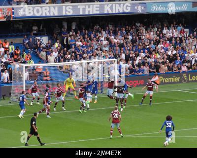 Fulham, Londra, Regno Unito. 3rd Set, 2022. Il Chelsea Football Club vinca una partita estremamente fortunata contro il West Ham United 2-1 nella Premier League il giorno della partita sei, a Stamford Bridge. Qui: Un tentativo di rimescolamento sull'obiettivo del prosciutto ad ovest allo Shed End. Credit: Motofoto/Alamy Live News Foto Stock