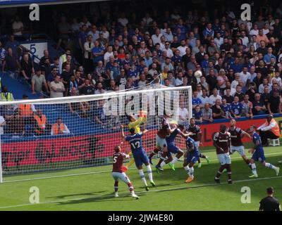 Fulham, Londra, Regno Unito. 3rd Set, 2022. Il Chelsea Football Club vinca una partita estremamente fortunata contro il West Ham United 2-1 nella Premier League il giorno della partita sei, a Stamford Bridge. Qui: Un tentativo di rimescolamento sull'obiettivo del prosciutto ad ovest allo Shed End. Credit: Motofoto/Alamy Live News Foto Stock