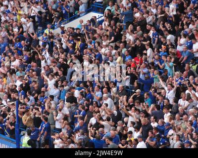 Fulham, Londra, Regno Unito. 3rd Set, 2022. Il Chelsea Football Club vinca una partita estremamente fortunata contro il West Ham United 2-1 nella Premier League il giorno della partita sei, a Stamford Bridge. Qui: I fan festeggiano l'obiettivo dell'equalizzatore di ben Chilwells per renderlo $1-1 di credito: Motofoto/Alamy Live News Foto Stock