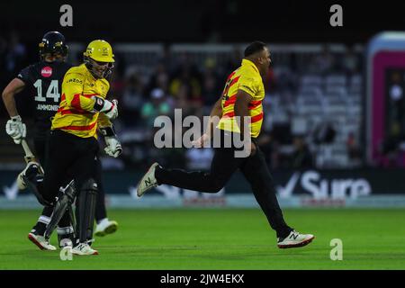 Londra, Regno Unito. 03rd Set, 2022. Samit Patel di Trent Rockets festeggia dopo aver licenziato Ashton Turner degli originali Manchester con i compagni di squadra durante la finale di The Hundred Mens Trent Rockets contro Manchester Originals a Trent Bridge, Nottingham, Regno Unito, 3rd settembre 2022 (Foto di ben Whitley/News Images) a Londra, Regno Unito il 9/3/2022. (Foto di ben Whitley/News Images/Sipa USA) Credit: Sipa USA/Alamy Live News Foto Stock