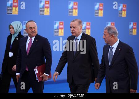 Spagna, Madrid - 30 giugno 2022: Il presidente turco Recep Tayyip Erdogan (C) e il ministro degli Esteri turco Mevlut Cavusoglu (L) partecipano al vertice della NATO Foto Stock
