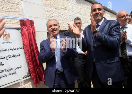 Salfit, Palestina. 03rd Set, 2022. Il primo ministro palestinese Muhammad Shtayyeh visto durante l'inaugurazione di progetti di rete idrica municipali per i villaggi a nord-est di Salfit in Cisgiordania . Credit: SOPA Images Limited/Alamy Live News Foto Stock