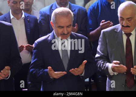 Salfit, Palestina. 03rd Set, 2022. Il primo ministro palestinese Muhammad Shtayyeh visto durante l'inaugurazione di progetti di rete idrica municipali per i villaggi a nord-est di Salfit in Cisgiordania . Credit: SOPA Images Limited/Alamy Live News Foto Stock