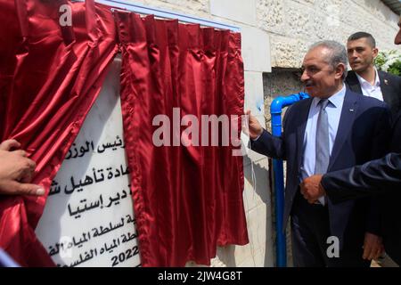 Salfit, Palestina. 03rd Set, 2022. Il primo ministro palestinese Muhammad Shtayyeh visto durante l'inaugurazione dei progetti di rete idrica comunale per i villaggi a nord-est di Salfit in Cisgiordania . Credit: SOPA Images Limited/Alamy Live News Foto Stock